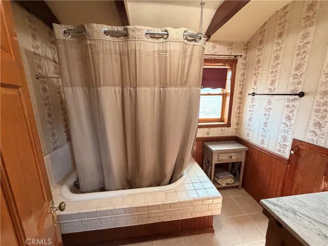 2nd Bathroom Shower (Upstairs)