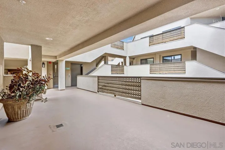 7509 Draper 210, La Jolla, California 92037 — photo 4