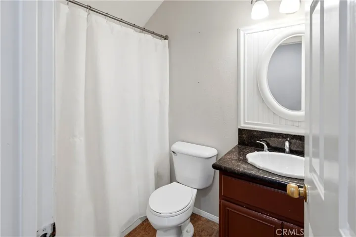 Downstairs bathroom with full tub/shower