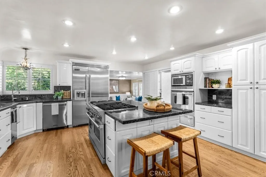 Large Eat-In Kitchen with Island and high-end appliances