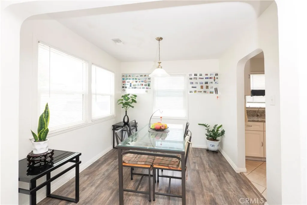 A cozy dining room