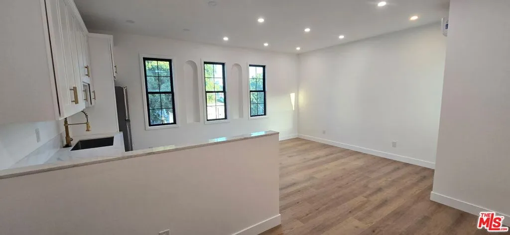 1047 Irolo Street 200, Los Angeles, California 90006 — photo 4
