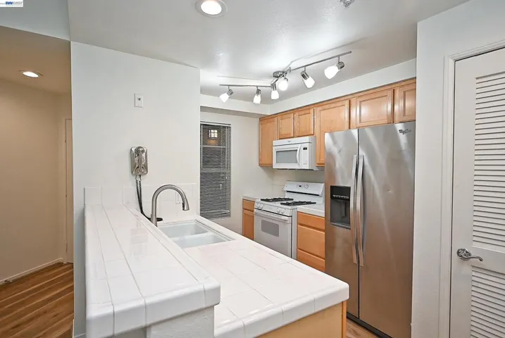 280 Caldecott Ln, Oakland, California 94618 — photo 4