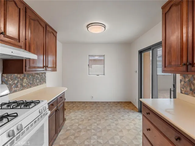 Kitchen eat-in area