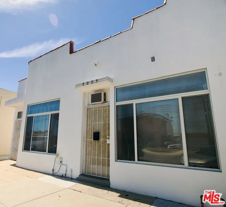 8005 S Van Ness Ave