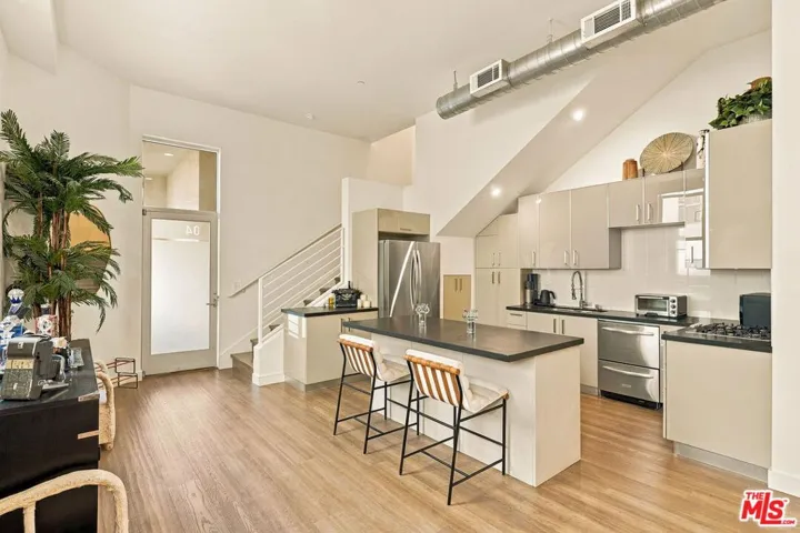 8703 W West Knoll Drive 104, West Hollywood, California 90069 — photo 5