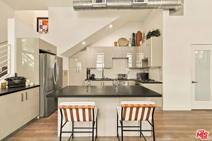 8703 W West Knoll Drive 104, West Hollywood, California 90069 — photo 4