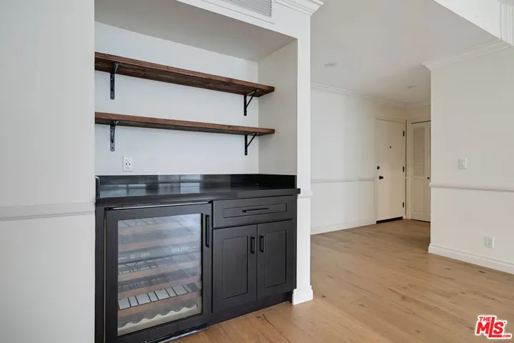 Wet Bar/Wine Cooler