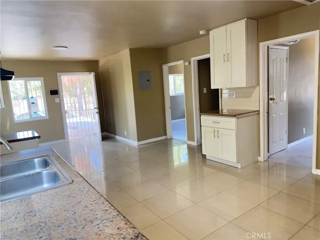 802 E 111th Drive, Los Angeles, California 90059 — photo 4