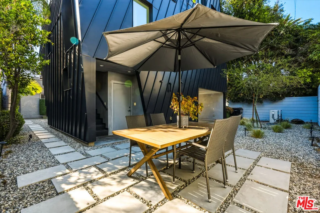 Private backyard lounge area w Private backyard lounge area w