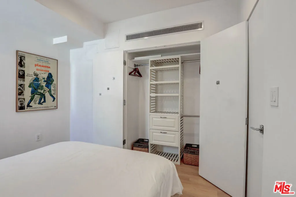 Bright guest bedroom with gall Bright guest bedroom with gall