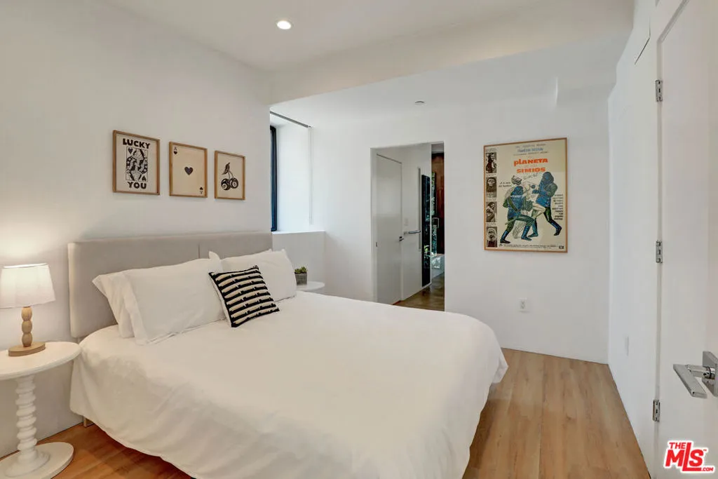 Bright guest bedroom with gall Bright guest bedroom with gall
