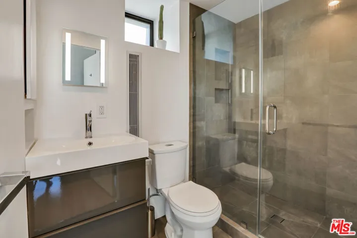 Spa-like primary bath with gla
