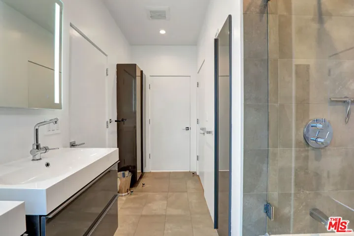 Spa-like primary bath with gla