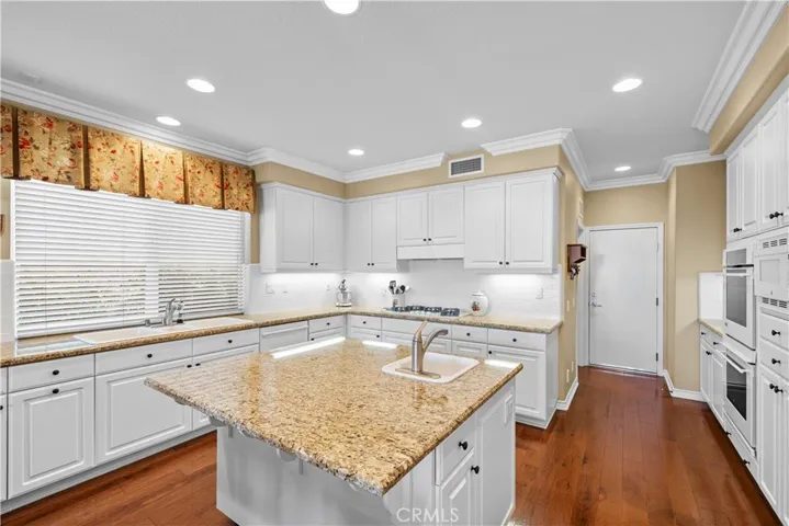 Beautiful Gourmet Kitchen-Perfect for All of Your Entertaining Needs!