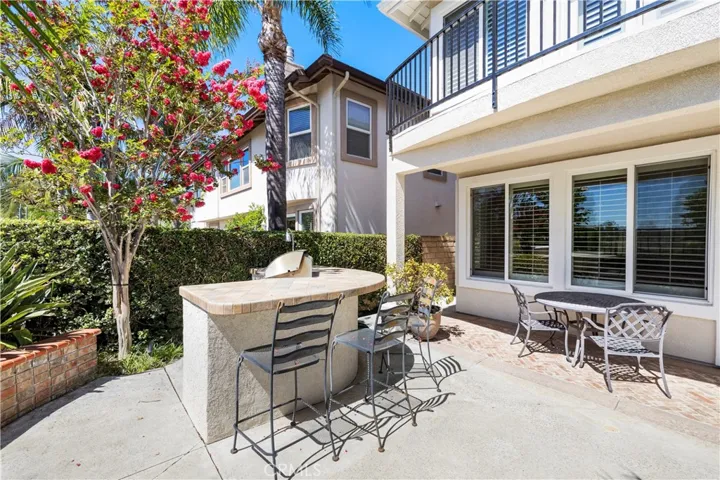 Beautiful Backyard with a Gorgeous Built-in BBQ.