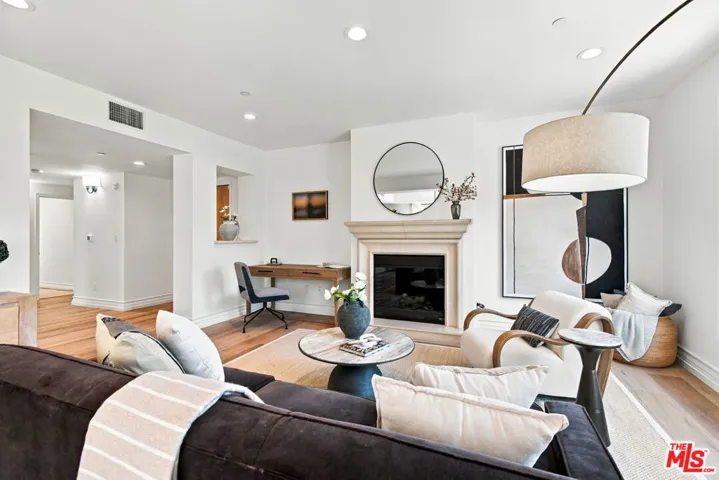 325 Arnaz Drive 301, Los Angeles, California 90048 — photo 4