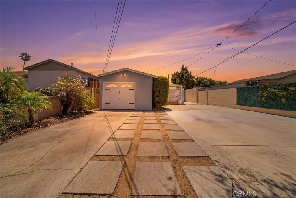 3944 W 111th