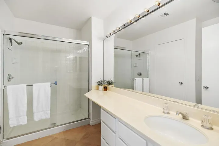 76495 Daffodil - Second Bathroom