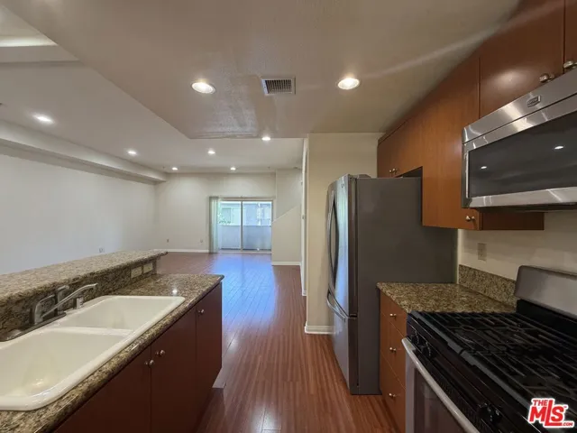 15024 Magnolia Boulevard 102, Los Angeles, California 91403 — photo 5