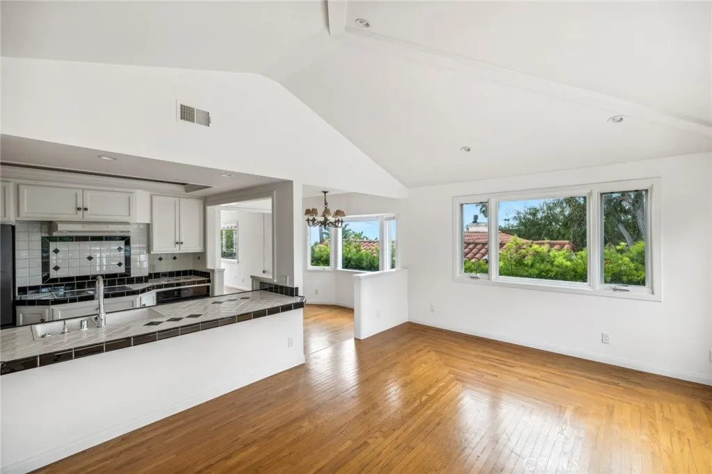 Kitchen opens to familyroom Kitchen opens to familyroom