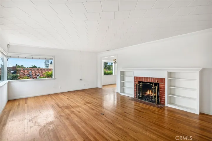Livingroom with fireplace