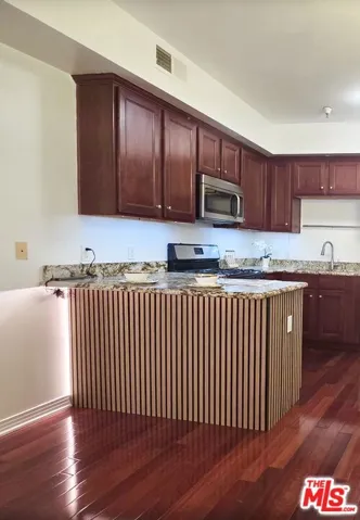 1025 Dewey Avenue 205, Los Angeles, California 90006 — photo 5