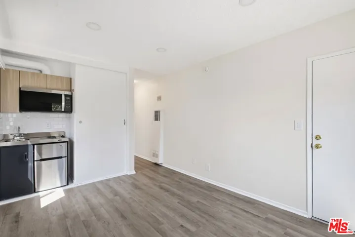 1333 Barry Avenue 8, Los Angeles, California 90025 — photo 4