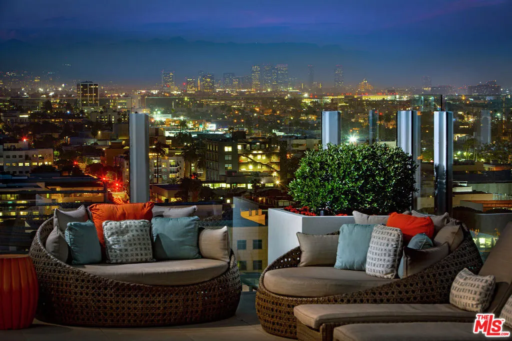 Rooftop Lounge with City Views Rooftop Lounge with City Views
