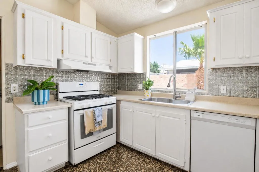 KITCHEN KITCHEN