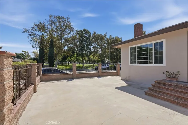 Front enclosed courtyard