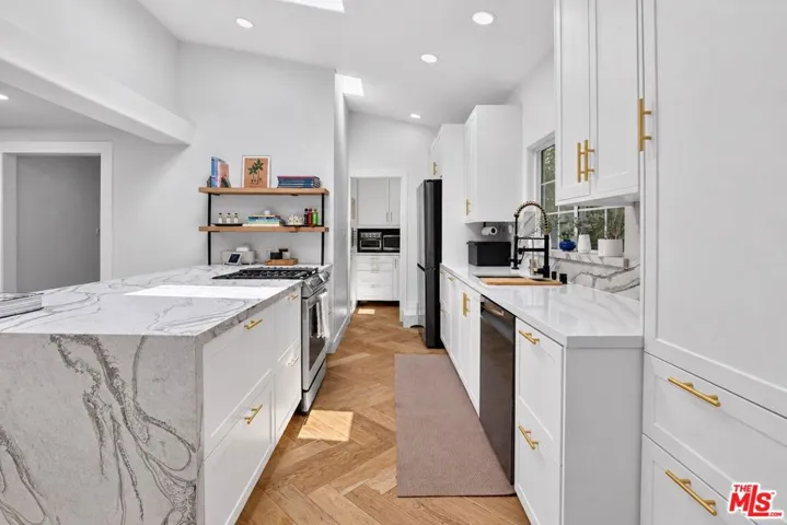 5121 Morella Avenue, Los Angeles, California 91607 — photo 5