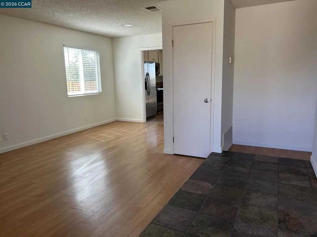 Entry/Livingroom