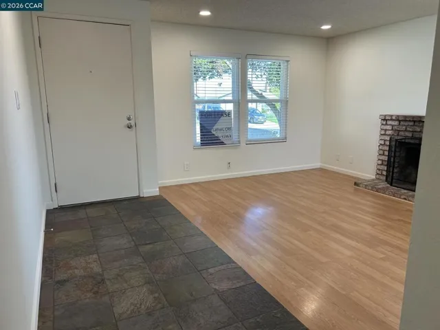 Entry/Livingroom