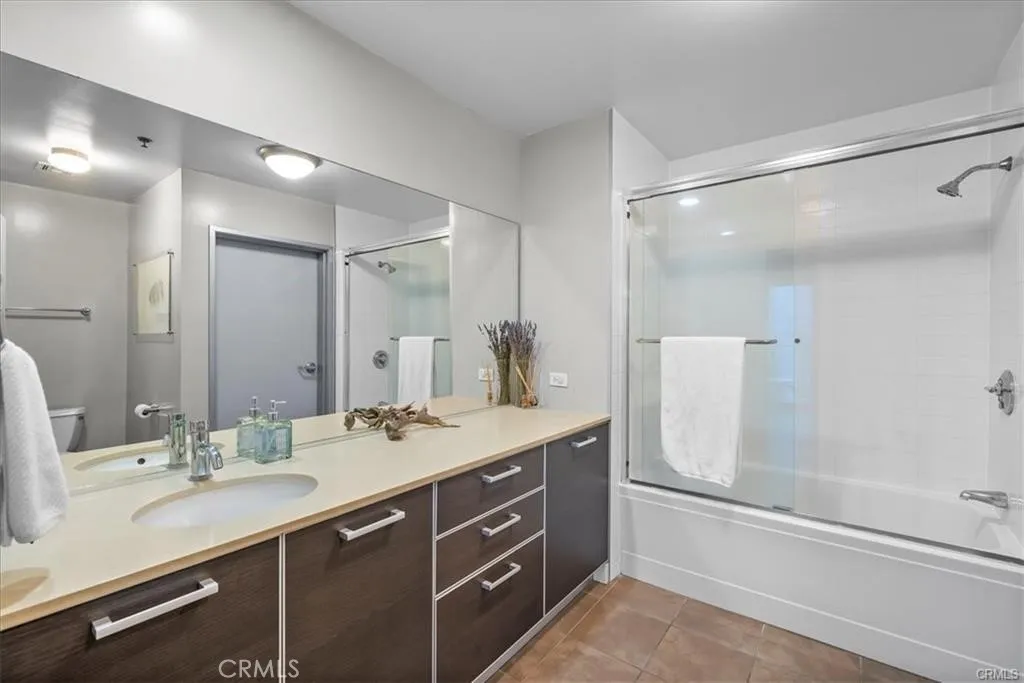 2nd bedroom bath