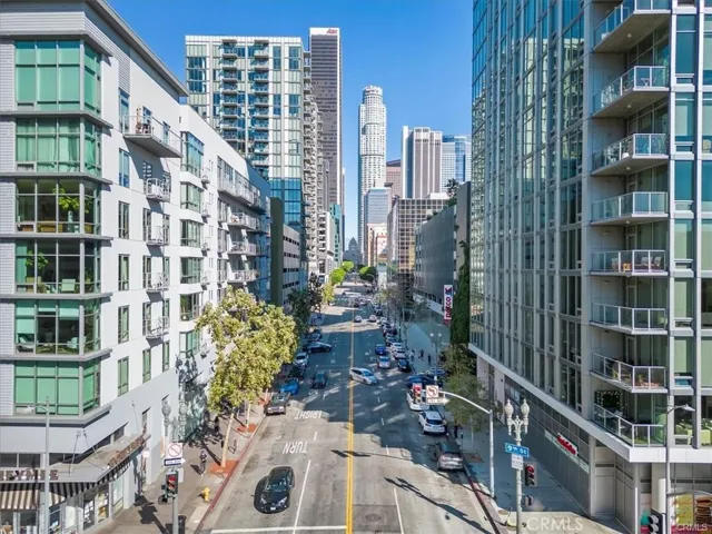 Exterior building with lots of amazing walkable places nearby (including the grocery story, Petco, restaurants and workout classes)