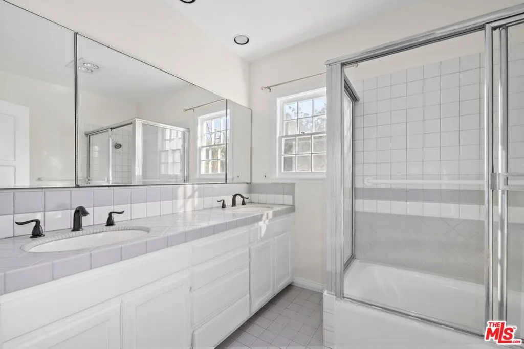 Upstairs Bathroom (Shared)