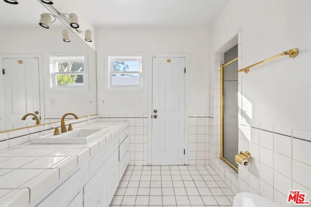 Downstairs Bathroom (Ensuite)