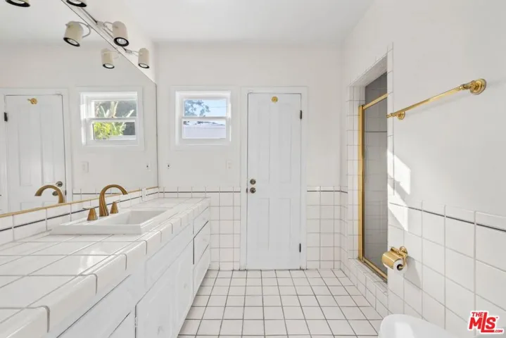 Downstairs Bathroom (Ensuite)