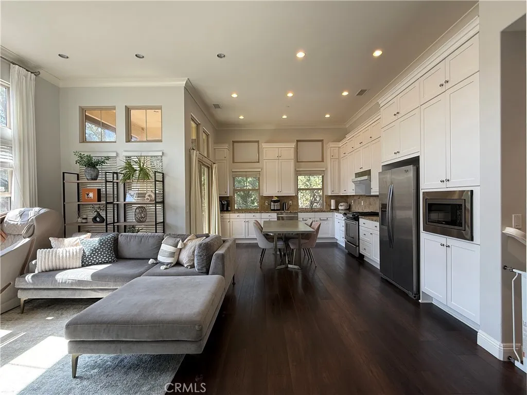 Living/Dining/Kitchen Area Living/Dining/Kitchen Area