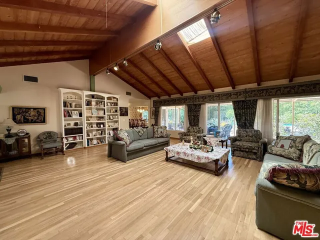 5429 Corbin Avenue, Los Angeles, California 91356 — photo 5