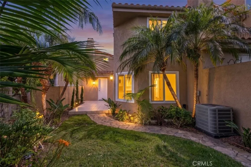 NICE SIZED BACKYARD... NICE SIZED BACKYARD...