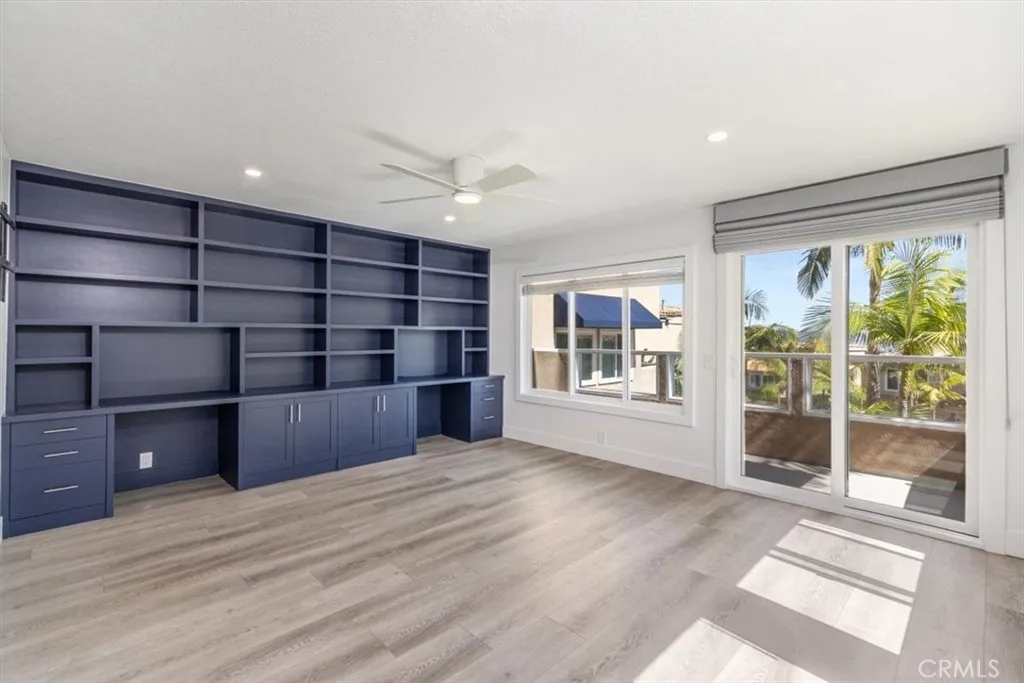 HOME OFFICE WITH CUSTOM BOOK SHELVES AND BUILT IN DESKS.. HOME OFFICE WITH CUSTOM BOOK SHELVES AND BUILT IN DESKS..