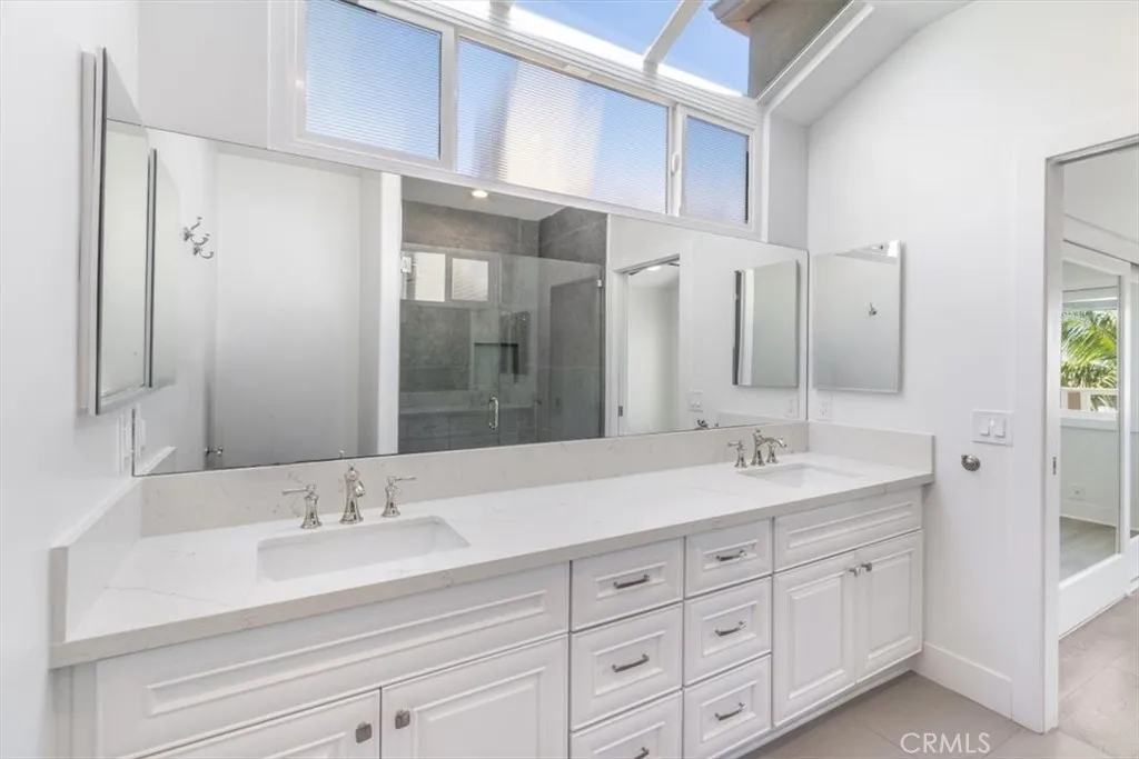 DUAL SINKS IN PRIMARY BATH... DUAL SINKS IN PRIMARY BATH...
