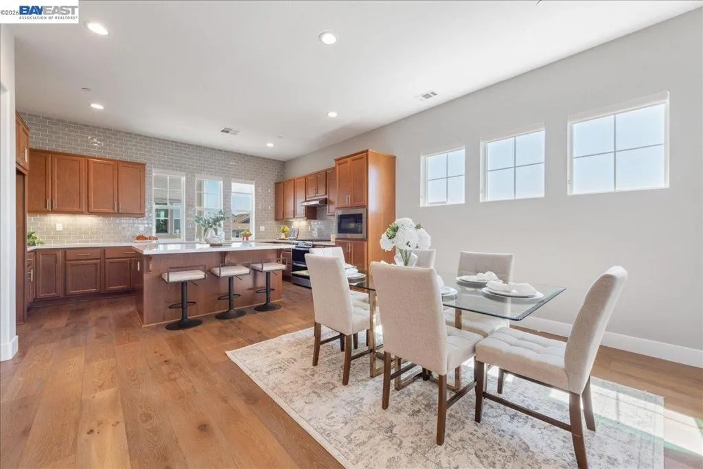 Dining/Kitchen Dining/Kitchen