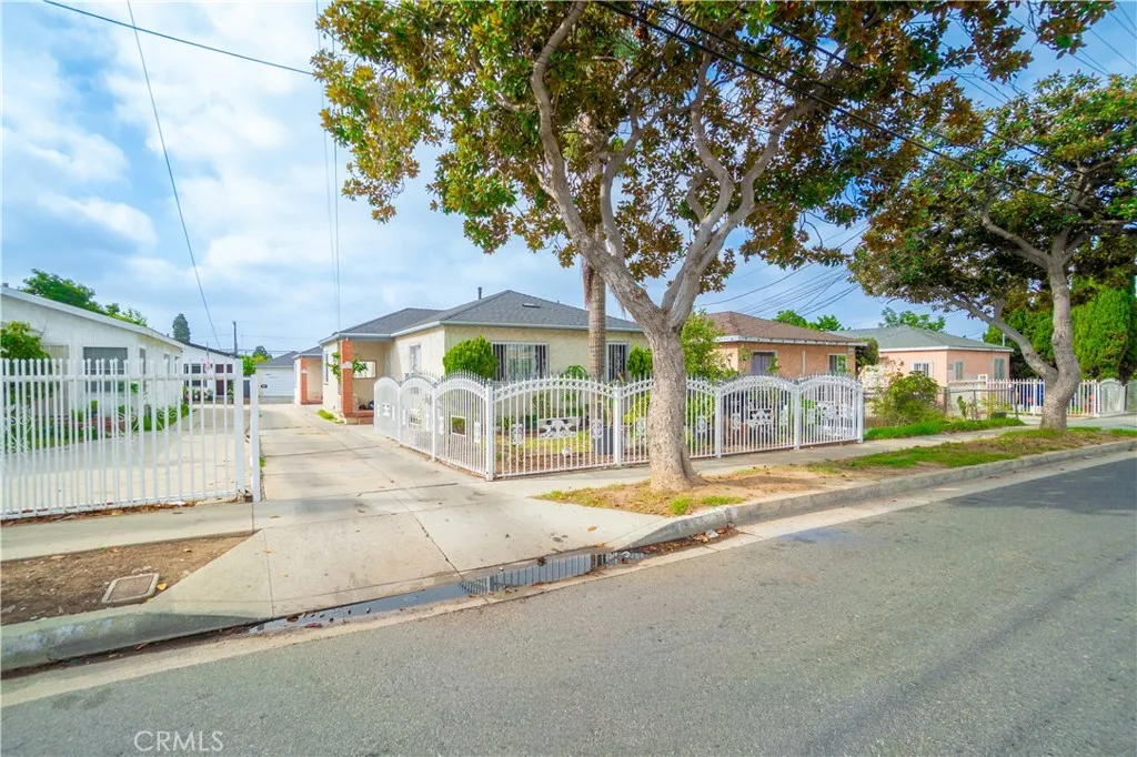 3658 W 104th