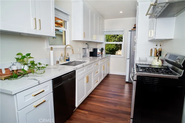 6655 Yarmouth Avenue, Los Angeles, California 91335 — photo 5