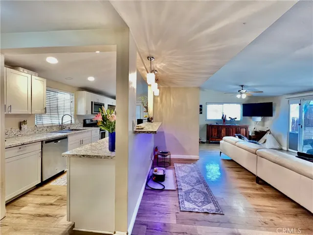 928 Bluecrest Street, Corona, California 92882 — photo 4