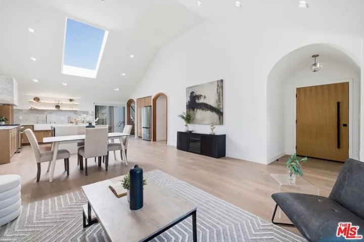 3926 S Ridgeley Drive, Los Angeles, California 90008 — photo 5