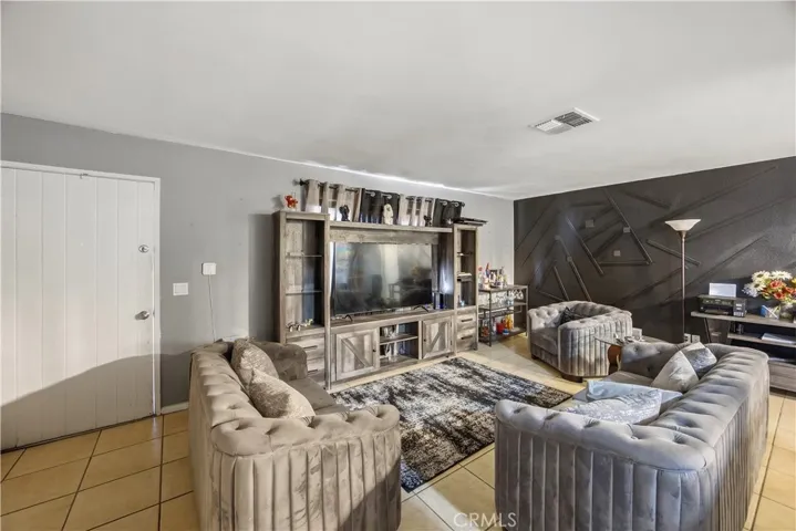 16337 Llanada, Victorville, California 92394 — photo 4